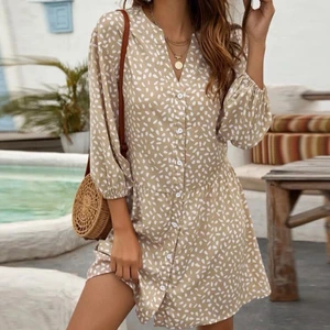 Underbar klänning - Sval och skön klänning, ljusbeige med vita ”prickar” vid i modellen, storlek S men mer som en M. Ny oanvänd. Samfraktar gärna med mina andra annonser