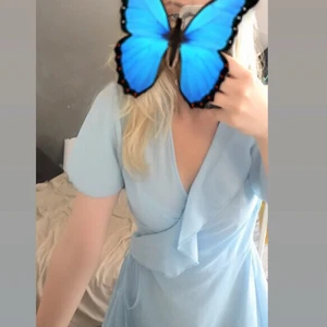 Volang klänning - Nyskick volang omlott klänning i stl, 40. Går att ändra stl så den passar mig som är en 36/s. Tunnt material