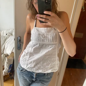 Vit topp - KÖP INTE DIREKT!!!!! En vit gullig topp som inte kommer till användning längre. Super söt och somrig. Skriv för fler bilder. Möts upp i Stockholm eller så postar jag 💞 (säljer även jeansen på bilden) 