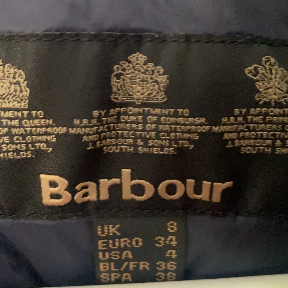 Äkta Barbour väst köpt i England i självaste butiken. Köpte den för  2 000kr. Men jag förhandlar gärna pris! Skriv på DM ditt pris du hade velat köpa den för 💙 västen sitter som en smäck super fint på kroppen. Storleken är xs men passar small och medium.. Jackor.