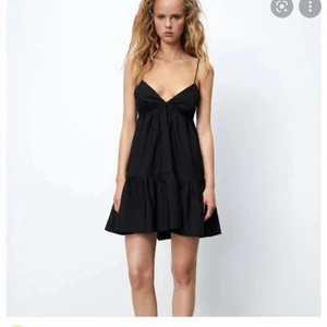 Zara klänning - Säljer min fina zaraklänning som tyvärr inte kommit till användning. Den är storlek M men jag skulle säga att den passar S-M. Köpare står för frakt💘💘