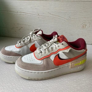Nike Air Force 1 Shadow  - Nike Kvinnors Air Force 1 Shadow Team Red Röd Orange Shoes. Strl 38. Köpta förra året och är knappt slitna. Köptes för 1500kr. Svåra att hitta numera. 
