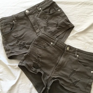 Korta jeansshorts  - Mörkgröna jeansshorts från H&m. ( 40kr st! ) Fint skick, använda ett fåtal gånger, men har inte lika mycket användning för dem längre, särskilt inte båda. Perfekta för sommaren!