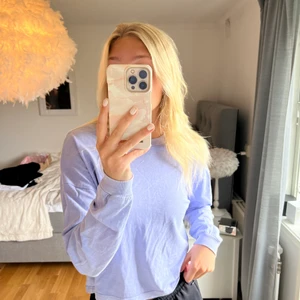 Lila långärmad T-shirt  - Använd ett fåtalgånger!!!