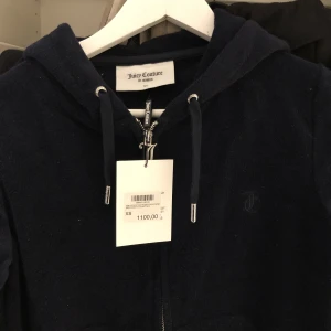 Juicy Couture - Hej, säljer en marinblå Juicy hoodie i storlek XS. Helt ny med tags på. Vid snabb affär kan jag gå ned i pris!💙