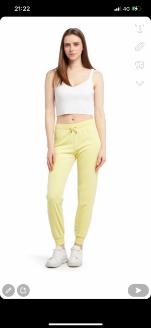 Juicy couture byxor strl s - Säljer mina Juicy couture byxor strl s då dom va förstora för mig dom e helt nya endast testat dom. Köpte dom för 900kr