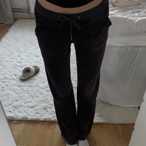 Juicy couture byxor - Äkta mörkblå juicybyxor i den klassiska modellen. Inköpta på Raglady i Göteborg. Dem är i ok skick MEN har små fläckar på framsidan (se bild) & Järndetaljen vid snöret är borta. 🧚🏻🧚🏻nypris: 1100:-