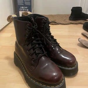 Dr. MARTENS - Oxblood/ brun platå Dr.Martens, fint skick. Storlek 39.  Finns i centrala Karlstad 