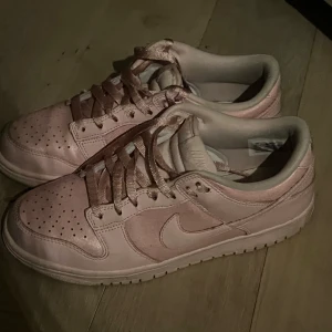  Pink Nike shoes   -  Förlåt för dåliga ljuset men va med rosa ljus rosa och de är för små för mig så jag tänker bara säljer dom💗