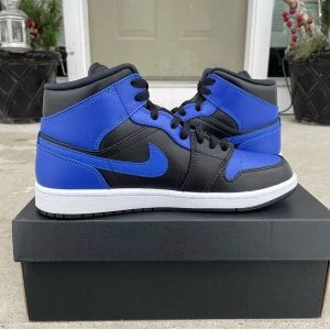 Jordans Mid "Hyper Royal"  - Helt Nya, Kvitto ingår. Köptes från restocks. Kostar 2,9 Helt Nya från restocks. Priset kan diskuteras vid snabb affär.