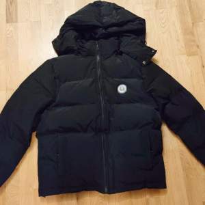 Trapstar Irongate Detachable Hooded Jacket (Black) Condition: Som Ny Color: Black Size: XL Saknar Kvitto
