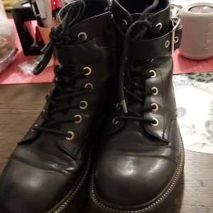 Alternativ sko från H&M - I rättså slitet skick🖤 priset går att diskuteras🖤dragkedjan kan bråka ibland🖤