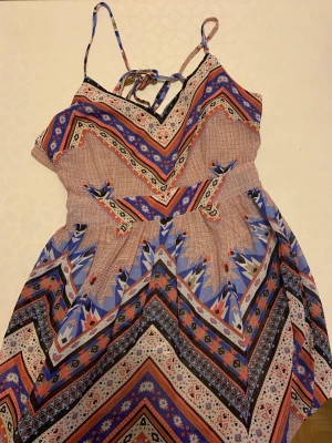 Rut & Circle klänning  - Bra skick, knappt använd. Lite fläckar och trasig tråd bilder kan skickas via meddelande här på Plick vid intresse.