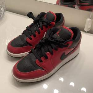 Äkta Air Jordan 1 Low, (GS) Röd/Svart-Vit. Använda några gånger, lite creasade annars superfint skick. Storlek: 38. Köpta på Nike.com, kids avdelningen. (Pris kan diskuteras.) Budgivning om fler är intresserade.