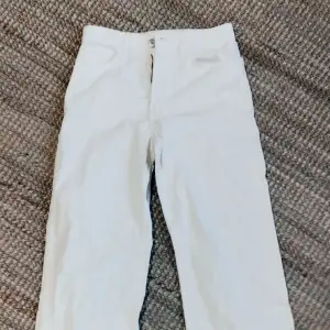 Ett par vita jeans som jag har haft ett tag men dom har aldrig blivit använda. Det har en slits i bensluten. Dom har en hög midja och är vida storlek 146❤️  