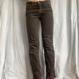 bruna sammetsbyxor från armani - bruna byxor i sammet från armani jeans*:･ﾟ✧ typ låg / mellanhög midja, rak passform. storlek 27, jag på bilden brukar ha xs och är 168cm:) köpa second hand och i fint skick. bara att skriva för frågor eller mått<33