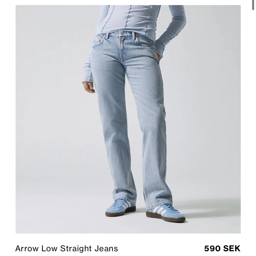 Fina jeans från weekday i modellen ”arrow low straight” färgen summer Blue. knappast använda. Nypris 590kr. Jeans & Byxor.