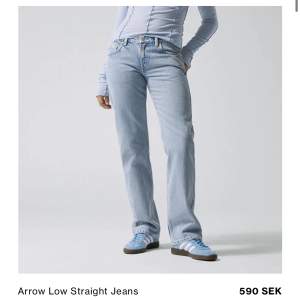 Fina jeans från weekday i modellen ”arrow low straight” färgen summer Blue. knappast använda. Nypris 590kr