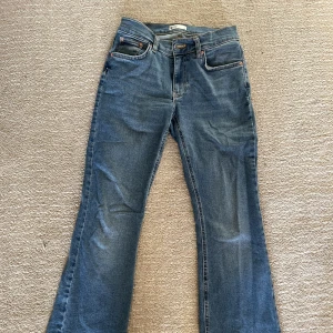 Låtmidjade jeans strl 36 - Säljer lågmidjade bootcut jeans från Gina Tricot strl 36. Såå snygga men tyvärr sitter dom inte bra på mig. Använda en gång. Nypris 499 :-