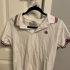 Moncler piké - Köparen står för frakten.