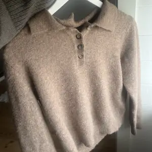 Säljer denna slutsålda tröjan ifrån zara i ull , Nyskick 🫶🏻 Storlek s