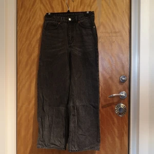 Raka stengrå jeans  - Ett par raka stengrå jeans från Monki i storlek 26, cn 160/66A.  Fåtal gånger använda då de är för korta för mig som är 168 cm lång. Kommer vara perfekta för någon som är kortare😍  Frakt på 49 kr tillkommer. 