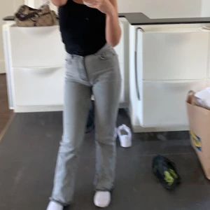 Jeans  - Jätte fina gråa jeans med slits från Gina. Jag säljer dom för att dom inte kommer till användning. Inget fel på dom, skriv om ni vill ha fler bilder eller undrar något💕