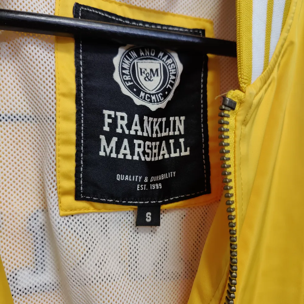 Hej! Säljer nu min älskade gula Franklin Marshall jacka då den inte kommer till användning. Den är knappt använd o är därav i gott skick.  Har ni några frågor är det bara att skriva ❤️. Jackor.