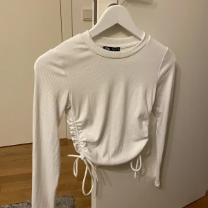 Zara topp - Säljer denna fina zara topp i super bra skick🤍🤍