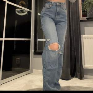 Blåa jeans från Ginatricot säljs pga köpte fel storlek har använts några få gånger.  Stl 34 (jag är 161cm lång) 
