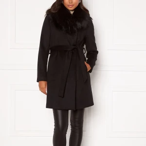 Rockandblue Abriana svart kappa - Ullkappa från Rockandblue med avtagbar fuskpälskrage i nyskick. Liten i storleken. Ny och har prislappen kvar 🖤