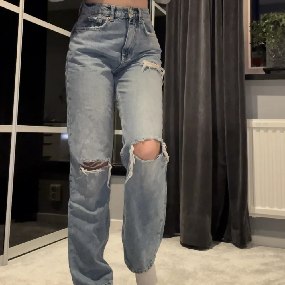 Blåa jeans från Ginatricot. Andvänd några få gånger.  Stl: 34 (jag är 161cm lång . Jeans & Byxor.