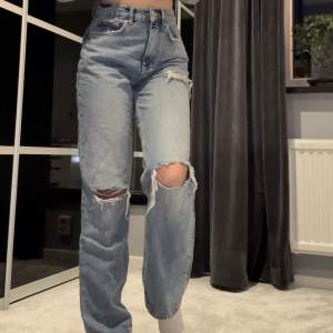 Blåa jeans från Ginatricot. Andvänd några få gånger.  Stl: 34 (jag är 161cm lång 