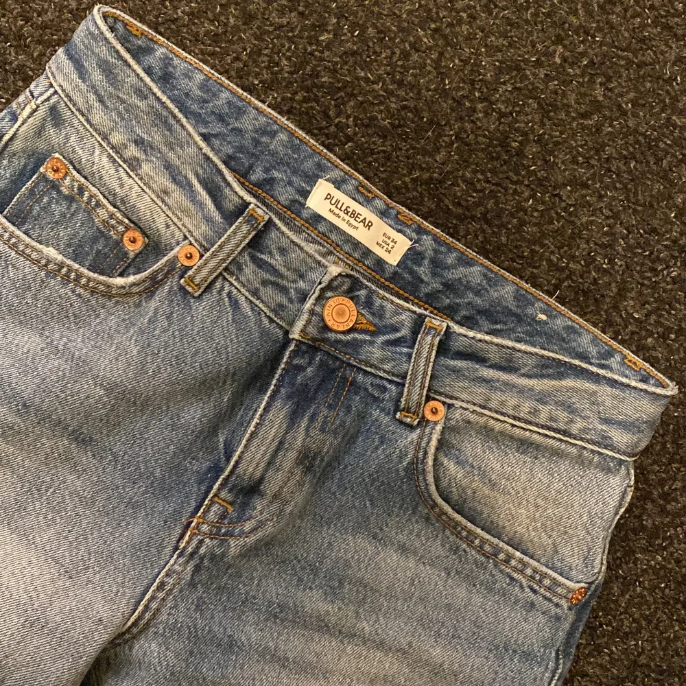 Fina jeans från pull&bear. Köptes på MOS i somras och har kommit till användning 1 gång. Säljer för att jag tycker inte dom passar på mig och då är de var sonligt om dom ligger i garderoben. Köpes för 599. TRYCK INTE PÅ KÖP NU. Jeans & Byxor.