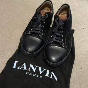Hjälper min kompis att sälja hans Lanvin skor. Bra skick förutom lite slitning på insidan. Priset är inte hugget i sten. Låda och dustbag medföljer. Hör av er vid fler frågor eller bilder! 