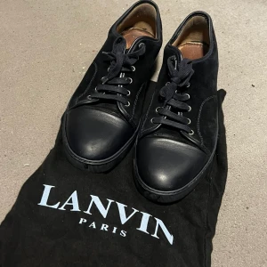 Lanvin Sneakers - Hjälper min kompis att sälja hans Lanvin skor. Bra skick förutom lite slitning på insidan. Priset är inte hugget i sten. Låda och dustbag medföljer. Hör av er vid fler frågor eller bilder! 