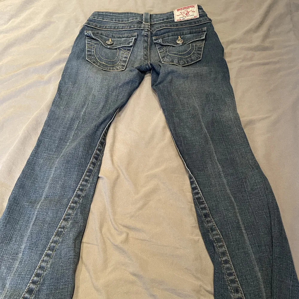 Sjukt snygga true religion jeans som jag köpte här på Plick men som tyvär inte passade. Lägger upp anonsen igen på grund av att budgivningen av misstag avslutades. Dom är lågmidjade i och bootcut, storlek 24. Kan köpas direkt för 800 + frakt 💙. Jeans & Byxor.