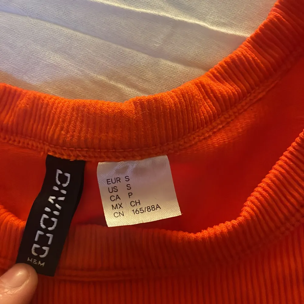 Ornaget linne från H&M, aldrig använt. Stl s, 50kr . Toppar.