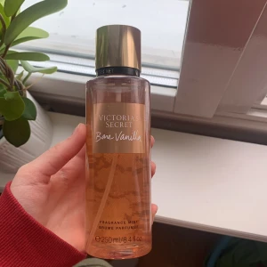 Victoria’s secret Bare Vanilla mist - Nästan helt full, använd endast ett par gånger.💘