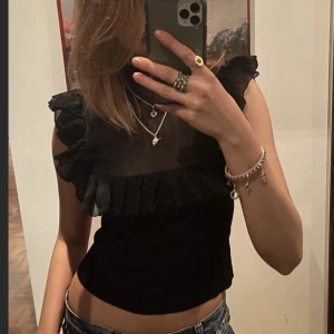 Zara topp - ⚠️⚠️Tryck ej på köp nu⚠️⚠️Säljer nu en super fin zara topp då den inte passade mig. Säljer den för 300kr då den är slutsåld överallt. Skriv om ni har frågor:) högsta bud: 1580kr