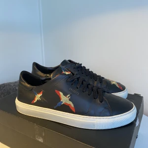 Arigato skor - Säljer dessa snygga arigato skorna eftersom de inte kommer till användning längre. De är i fint skick, har tyvärr inte lådan kvar. 