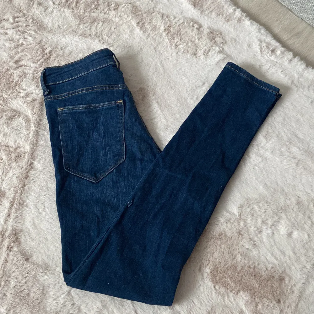 Säljer ett par skinny Jeans från H&M i storlek XS-S💗 dom har ett litet hål på benet men det syns inte och det är lätt att sy ihop💓. Jeans & Byxor.