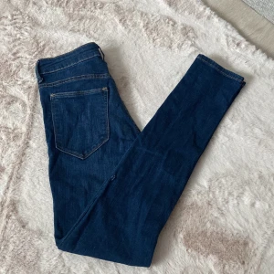 Jeans  - Säljer ett par skinny Jeans från H&M i storlek XS-S💗 dom har ett litet hål på benet men det syns inte och det är lätt att sy ihop💓