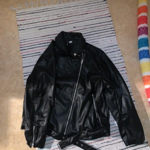 Oversized skinnjacka  - En supercool skinnjacka från H&M. Inköpt enbart för ett evenemang så bara använd 1 gång och i superfint skick. Är som helt ny. Säljs då den inte kommer till användning. 