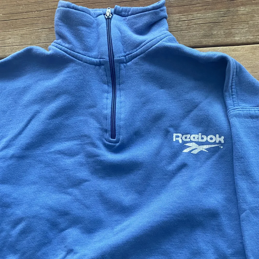 Superfin Vintage Collegetröja från Reebok! Fint tjockt material, Inga fläckar eller liknande. Stl är L i barnstorlek men passar bra som en S! 💗hör av dig vid fler frågor!  . Hoodies.