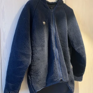 Helly Hansen Fleece  - Jacka i fleece från Helly Hansen. Riktigt mysig och varm nu på vintern men passar även bra som vårjacka. Oanvänd med lappen kvar.  Köpt för 1000 kronor och aldrig använd. Passar för män och kvinnor!  Kan tänka mig att gå ner lite i pris vid snabb affär :)