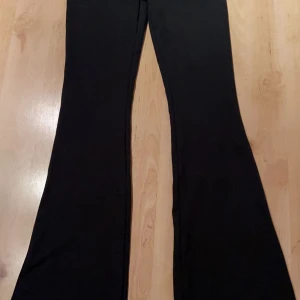 Bootcut byxor Gina tricot  - Bootcut byxor från Gina tricot, stl M tall. Använda 1 gång 
