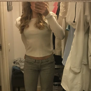 Zara tröja  - Säljer min vita tröja med volanger från zara. Köptes förra året men har inte kommit till användning så ofta. Skicket är väldigt bra.💓💓 
