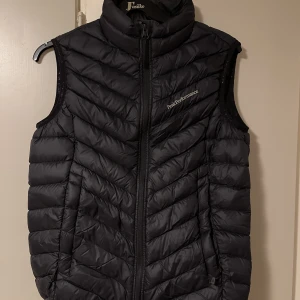 Peak performance frost väst - Säljer min peak performance väst då den knappt använts. Använd ett fåtal gånger. Peak performance ”frost”. Stl. S, svart. Nypris ca 1500. Pris går att diskutera