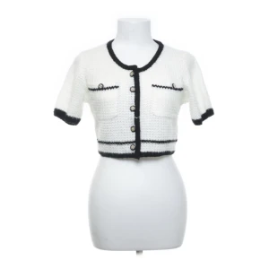 Bolero - Bolero/ cardigan t shirt från lyxiga märket cider! Strl M men känns mer som S. Köpt för ca 400 och som nyskick. Frakt tillkommer. Använd gärna köp nu🌝🥰